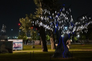 Θεσσαλονίκη: «Άνθισε» το γλυπτό φωτοβολταϊκό δέντρο στη Νέα Παραλία -  Για την κατασκευή του χρησιμοποιήθηκαν ανακυκλωμένες συσκευές θέρμανσης καπνού.