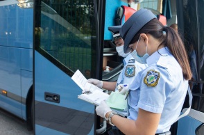 Τρίκαλα: Υπεράριθμοι μαθητές σε σχολική εκδρομή καλύφθηκαν από τα μπουφάν άλλων ανηλίκων - Έχασε το δίπλωμά του ο οδηγός.