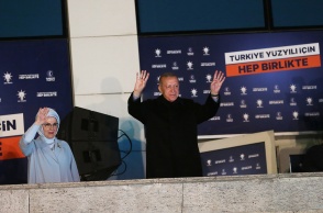 Ο Ρετζέπ Ταγίπ Ερντογάν μαζί με τη σύζυγό του Εμινέ στις πρώτες δηλώσεις μετά το προβάδισμα έναντι του Κεμάλ Κιλιτσντάρογλου