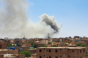 Καπνοί από τις συγκρούσεις πάνω από το Σουδάν