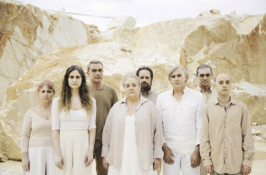 Ο θίασος της "Εκάβης": Ηλεάνα Μπάλλα , Μαρίνα Καλογήρου, Θανάσης Κουρλαμπάς, Ελένη Κοκκίδου, Ιωσήφ Ιωσηφίδης, Άκης Σακελλαρίου, Αλέκος Συσσοβίτης, Ερρίκος Μηλιάρης