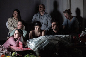  «Goodbye, Lindita» σε σκηνοθεσία Μάριο Μπανούσι: Κριτική για την παράσταση στην Πειραματική Σκηνή Νέων Δημιουργών του Εθνικού Θεάτρου