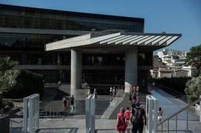 Επισκέπτες εισέρχονται στο Μουσείο της Ακρόπολης