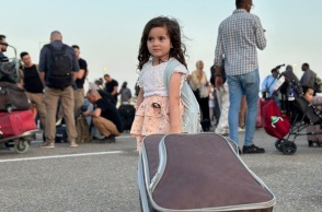 Κοριτσάκι με τη βαλίτσα του ανά χείρας εγκαταλείπει το Σουδάν