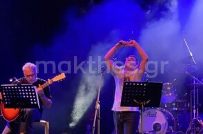 Ο πατέρας της Φραντζέσκας Μπέζα στρέφεται προς τον ουρανό και σχηματίζει καρδούλα με τα χέρια του