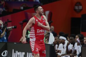 Παρά το κακό του πρώτο ημίχρονο, ο Ολυμπιακός προκρίθηκε στον τελικό του Final 4 επικρατώντας της Μονακό με 76-62.