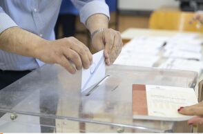 Εθνικές εκλογές - Ψηφοφόρος ρίχνει στην κάλπη την ψήφο του