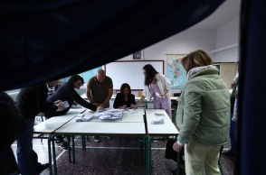 Οι κάλπες άνοιξαν για την καταμέτρηση των ψήφων