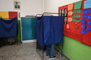 Εκλογικό τμήμα σε σχολείο με στημένα τα παραβάν