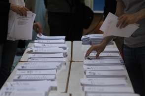 Ψηφοδέλτια των κομμάτων παραταγμένα σε θρανίο εκλογικού κέντρου