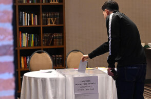 Εκλογές 2023: Έλληνες που ζουν στην Λιθουανία, αλλά και φίλαθλοι που βρίσκονται στο Κάουνας για τον τελικό του μπάσκετ, ψηφίζουν σε ειδικό εκλογικό τμήμα για τις βουλευτικές εκλογές στην Ελλάδα, Σάββατο 20 Μαϊου 2023