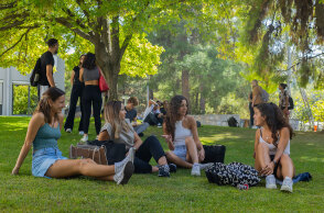 Φοιτητές και φοιτήτριες καθισμένοι στο γρασίδι