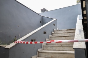 Βαρβάκειος: Τα αίτια θανάτου της 50χρονης που φέρει τραύματα με μαχαίρι στον λαιμό - Στους κύκλους των τοξικοεξαρτημένων στρέφονται οι έρευνες της αστυνομίας.