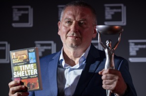 Booker Prize 2023: Νικητής ο Βούλγαρος συγγραφέας Γκεόργκι Γκοσποντίνοφ με το «Χρονοκαταφύγιο» - Το μυθιστόρημα κυκλοφορεί στα ελληνικά από τις εκδόσεις Ίκαρος.