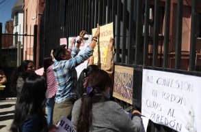 Διαμαρτυρία έξω από την Καθολική Εκκλησία της Βολιβίας μετά τις αποκαλύψεις για παιδοφιλία