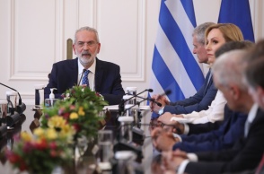 Ο Ιωάννης Σαρμάς και υπηρεσιακοί υπουργοί στην πρώτη συνεδρίαση του Υπουργικού Συμβουλίου