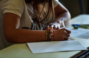 Υποψήφια των Πανελληνίων γράφει στο τετράδιο απαντήσεων