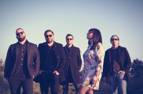 Ο κιθαρίστας των Sugar For The Pill, Ηλίας Κωστακόπουλος, απαντά σε 33 ερωτήσεις για την Αθήνα.