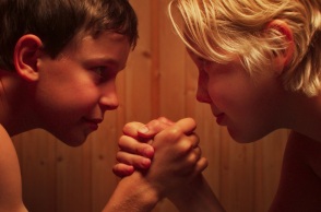 «Αγόρια στο ντους»: Μετά τον θόρυβο που ξέσπασε με την προβολή της ταινίας σε δημοτικό σχολείο, η Ευρωπαϊκή Ένωση Παιδικού Κινηματογράφου παρεμβαίνει.