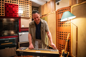 Επίσκεψη στο Paraktio Studio: Ο ιδιοκτήτης του στούντιο, ηχολήπτης και μουσικός παραγωγός, Γιώργος Σιμάτος, μιλά για τη διαδικασία ηχογράφησης, την παραγωγή και την ολοκλήρωση ενός άλμπουμ.