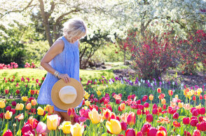 Γυναίκα με άσπρα μαλλιά ανάμεσα σε τουλίπες
