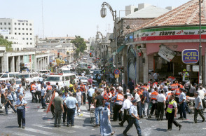 Τραυματίες, νεκροί και καταστροφές έξω από την πιτσαρία όπου καταγράφηκε επίθεση βομβιστή - καμικάζι στις 9 Αυγούστου του 2001 - Σε αυτή τραυματίστηκε η Chana Nachenberg