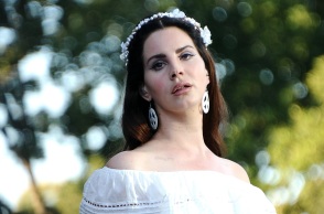 Η Λάνα Ντελ Ρέι και ο πατέρας της κυκλοφόρησαν νέο τραγούδι - Στη δημοσιότητα το «Lost at Sea», από το άλμπουμ που κάνει παγκόσμια πρεμιέρα στις 9 Ιουνίου.