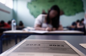Υποψήφιοι των Πανελληνίων σε εξεταστικό κέντρο - Στο προσκήνιο το τετράδιο απαντήσεων με το έτος των εξετάσεων