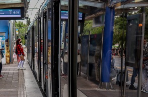 Τροποποιήσεις στα δρομολόγια του Τραμ το Σάββατο λόγω του 1ου Νυχτερινού Αγώνα Δρόμου Νέας Σμύρνης: Τι θα ισχύσει στις μετακινήσεις από τις 20:00 έως τις 23:00.