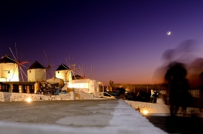 Μύκονος: Έφοδος της ΕΛ.ΑΣ. σε πάρτι σε βίλα στο βόρειο τμήμα του νησιού - Πέντε συλλήψεις για ναρκωτικά και διατάραξη κοινής ησυχίας.