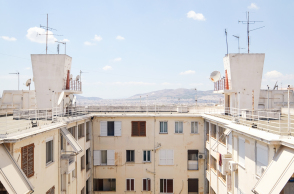 «Athens' Polykatoikias 1930-1975»: Το βιβλίο - λεύκωμα για τις πολυκατοικίες της Αθήνας από τον φωτογράφο Δημήτρη Κλεάνθη και τον αρχιτέκτονα Kilian Schmitz-Hübsch.