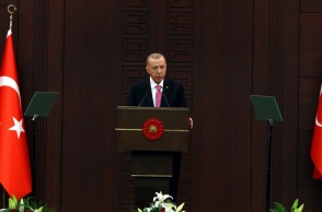 Τουρκία: Οδηγήθηκε στη φυλακή ένας δεκαεξάχρονος επειδή ζωγράφισε «χιτλερικό» μουστάκι σε προεκλογική αφίσα του προέδρου Ερντογάν.