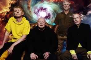 Μέλη των Oasis και Happy Mondays σχηματίζουν το νέο βρετανικό σούπερ γκρουπ - Οι Mantra of the Cosmos κυκλοφορούν το παρθενικό τους σινγκλ, «Gorilla Guerilla».