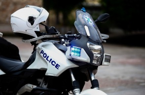 Θεσσαλονίκη: Αστυνομικοί της ομάδας ΔΙΑΣ απεγκλώβισαν βρέφος από αυτοκίνητο που φαίνεται να κλειδώθηκε αυτόματα - Καλά στην υγεία του το μικρό αγοράκι.