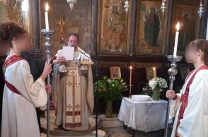 Ιερέας τέθηκε σε αργία επειδή έντυσε παπαδάκια δύο κορίτσια σε εκκλησία στην Πλάκα - Αντιδράσεις και κύμα στήριξης μετά την απόφαση της αρχιεπισκοπής Αθηνών.