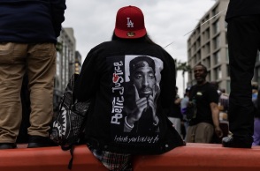 Τούπακ Σακούρ: Aπέκτησε το δικό του αστέρι στο Χόλιγουντ - Είναι το 2.758ο στη Λεωφόρο της Δόξας - Ο επιδραστικός ράπερ δολοφονήθηκε το 1996, σε ηλικία 25 ετών.