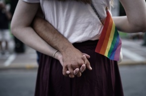  Υπεγράφη η πρώτη ληξιαρχική εγγραφή παιδιού ομόφυλου ζευγαριού 