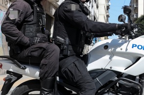 Αστυνομικοί πάνω σε μηχανή της ΕΛ.ΑΣ.