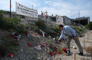 Ο Αλέξης Τσίπρας στο σημείο της τραγωδίας στα Τέμπη