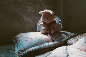 Αρκουδάκι στο μαξιλάρι παιδιού 