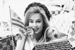 H Αλίκη Βουγιουκλάκη καθισμένη σ' ένα τραπεζάκι στη Via Veneto στη Ρώμη τον Σεπτέμβρη του 1962 © Keystone/Hulton Archive/Getty Images