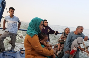 Πολίτες κάθε ηλικίας ταξιδεύουν με πλοιάριο μετά τη φυγή τους από του Σουδάν, λόγω του πολέμου