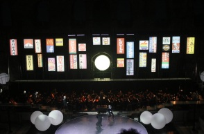 Η παρουσίαση της παράστασης «Μαντάμα Μπατερφλάι» από τον Ολιβιέ Πι και η επιλογή προβολής λογοτύπων πολυεθνικών εταιρειών στον τοίχο του Ηρωδείου.