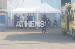 Ναυάγιο στην Πύλο - Στο λιμάνι της Καλαμάτας συγγενείς 