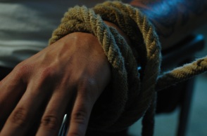 Eξάρθρωση εγκληματικής οργάνωσης εμπορίας ανθρώπων στην Αθήνα με επικεφαλής 40χρονη - Αλλοδαπή εντοπίστηκε να κρέμεται από μπαλκόνι: Τι αναφέρουν πηγές της ΕΛΑΣ