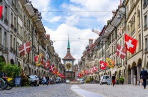 Ελβετία: Οι πολίτες ψηφίζουν σήμερα σε δημοψηφίσματα για ουδετερότητα άνθρακα το 2050 και επιβολή ελάχιστου φόρου στις πολυεθνικές επιχειρήσεις.