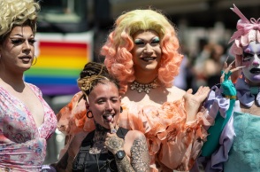 Αυστρία: Ετοίμαζαν επίθεση με στόχο την Παρέλαση Υπερηφάνειας στη Βιέννη - Τρεις συλλήψεις και έρευνες σε σπίτια υπόπτων από τις υπηρεσίες ασφαλείας.