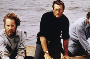Σαν σήμερα 20 Ιουνίου: Το 1975, η ταινία «Jaws» του Στίβεν Σπίλμπεργκ κάνει πρεμιέρα στους κινηματογράφους και εγκαινιάζει τη βιομηχανία των blockbuster.