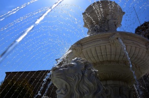 Αγάλματα και σιντριβάνι τη στιγμή που πέφτει το νερό υπό αφόρητη ζέστη