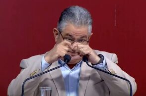 Ο Γενικός Γραμματέας του ΚΚΕ, Δημήτρης Κουτσούμπας, σχημάτισε με τα χέρια του καρδούλα από το βήμα ομιλίας του στην Πάτρα 